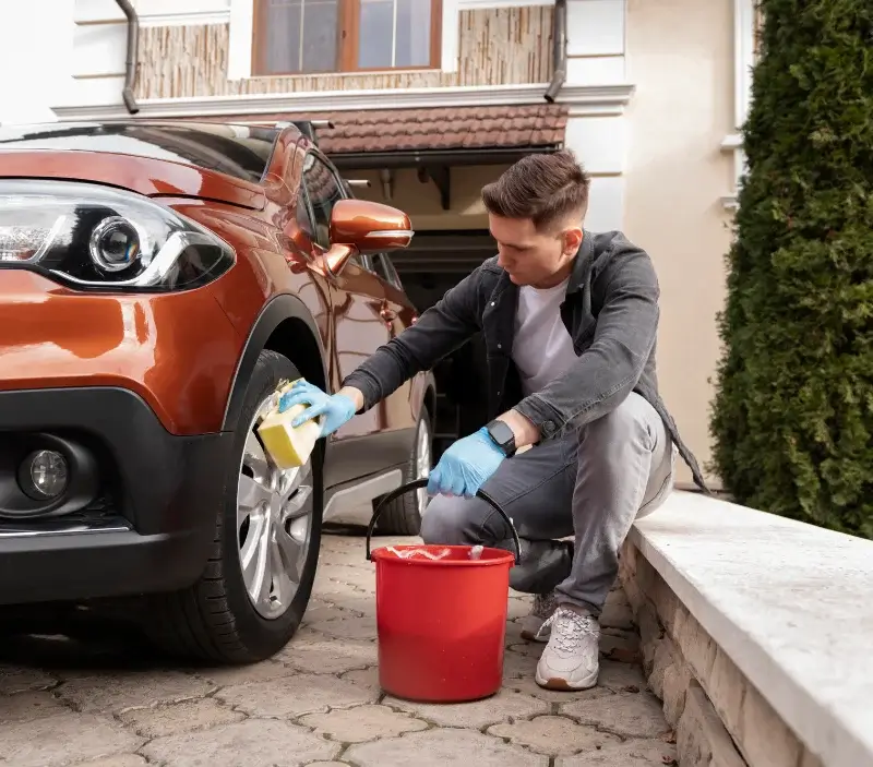 Lavage auto à domicile Bonneval : professionnel intervenant sur un véhicule